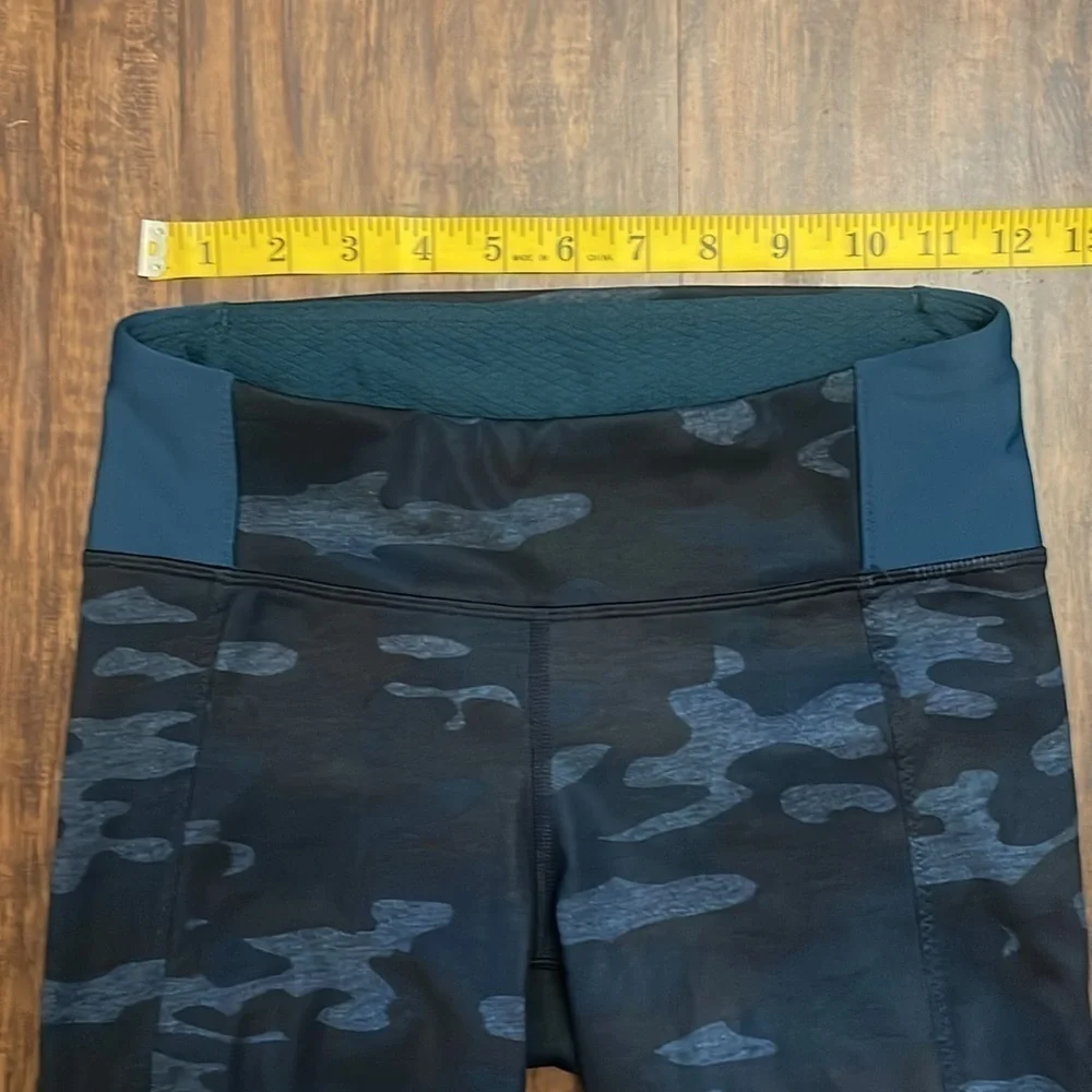 Lululemon Camo Leggings - Clip-in Crop - Alberta Lake Navy Blue - sz 4